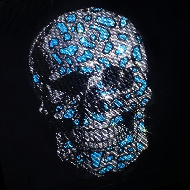 TEMU . ein lustiger Totenkopf--Patch mit blauem Strass-Totenkopf, designt zum Aufbügeln. Dieses dekorative Accessoire ist für Projekte auf Kleidung, Jacken, Jeans, Rucksäcken und .
