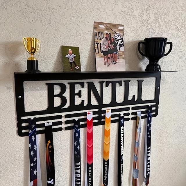 TEMU حامل عرض الميداليات المعدنية الشخصي - حامل اسم الرياضي القابل للتخصيص، منظم الجوائز الحديدي الأسود للجدار للإنجازات الرياضية، تركيب سهل، ديكور منزلي متين، علاقة تعليق الميداليات