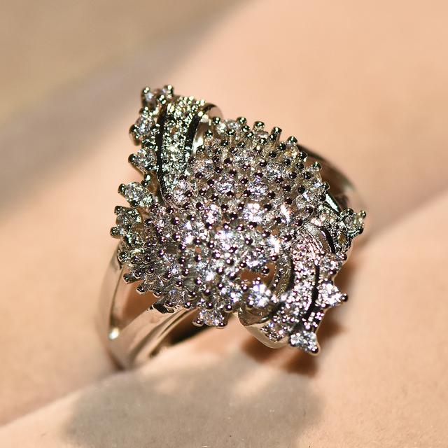 TEMU Luxuriöser Übertriebener Silberfarbener Bling Bling Weißer CZ Stapelbarer Blumenring Braut Verlobungsring Synthetischer Edelstein Große Breite Ring Schmuck