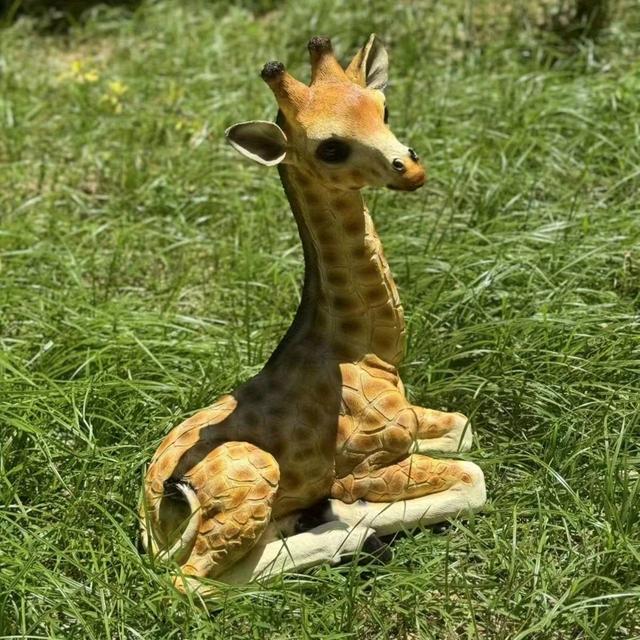 TEMU Resin Giraffe Statue: Adorable Animal Sculpture For Indoor Display Or Outdoor Garden Decoration - 50cm Tall, 39.8cm Wide, Suitable For Valentine's Day