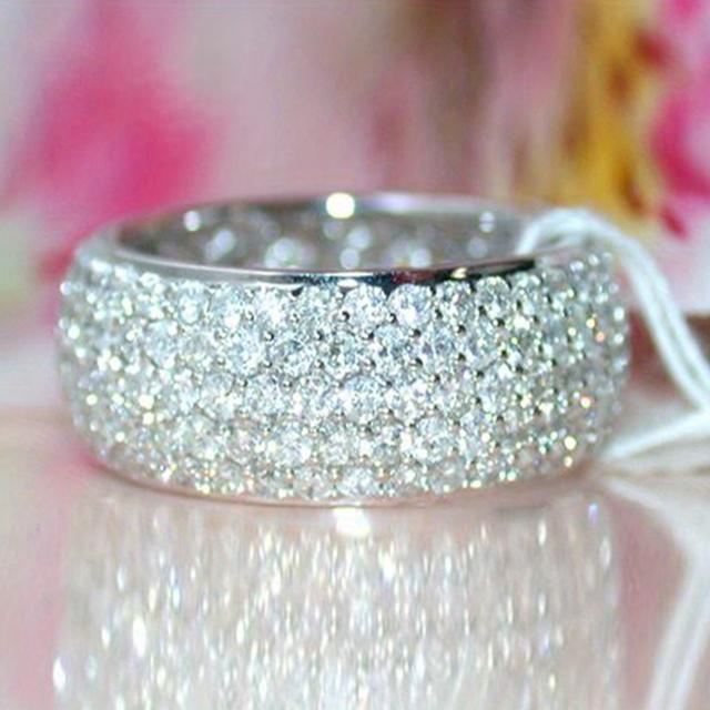 TEMU Ein stylischer Damenring mit breitem Band und funkelnden Zirkonia-Steven, perfekt für den , Partys und als Geschenk zum Jubiläum, der unendliche Romantik verkörpert.