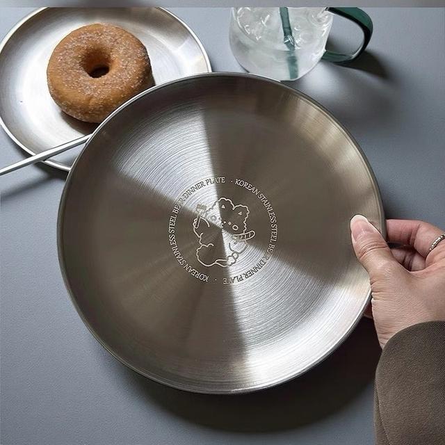 TEMU 4개, 6.69인치 한국 스타일 작은 곰 캠핑 플레이트, 귀여운 빛나는 에칭 패턴 바베큐 디쉬, 디저트 라운드 플레이트. 야외, 바베큐, 가족 모임, 파티 등에 완벽합니다. 디저트 및 스낵, 오븐 및 식기 세척기 안전