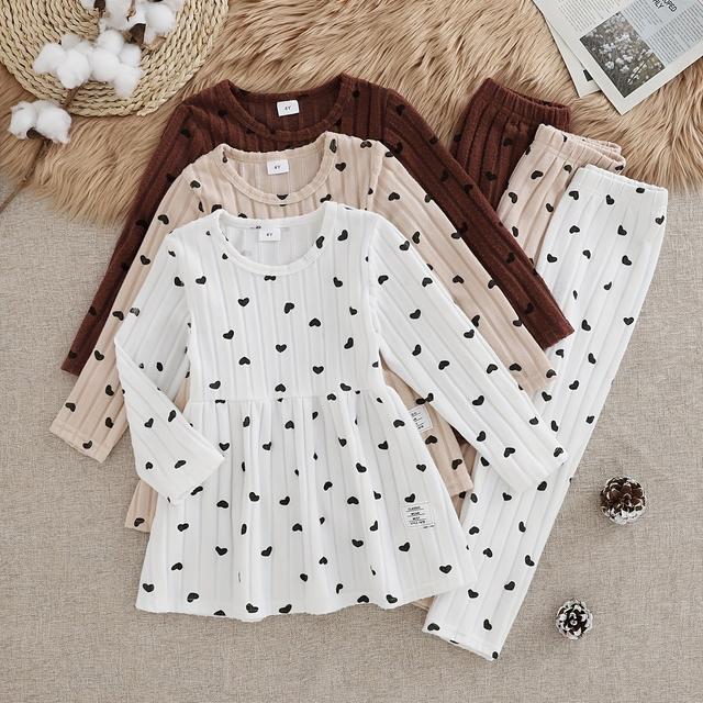 TEMU طقم ملابس خريف وشتاء يتميز بأكمام طويلة وسراويل بطبعات على شكل قلب باللونين البرتقال والبيج والكافيه، كطقم من ست قطع، للمناسبات الخارجية