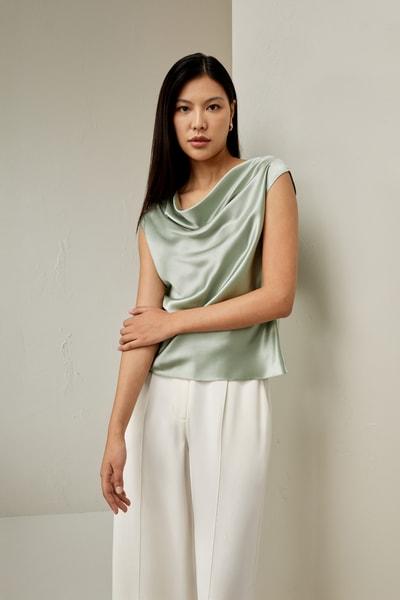 Chemisier sans manches à col bénitier au design minimaliste | Must-Have Silk Tops