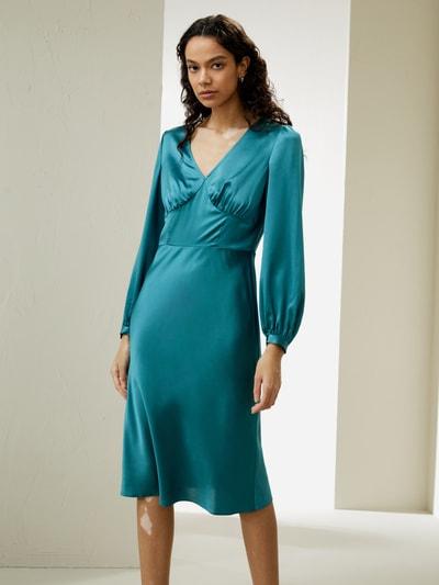 Robe cintrée en soie à col en V
