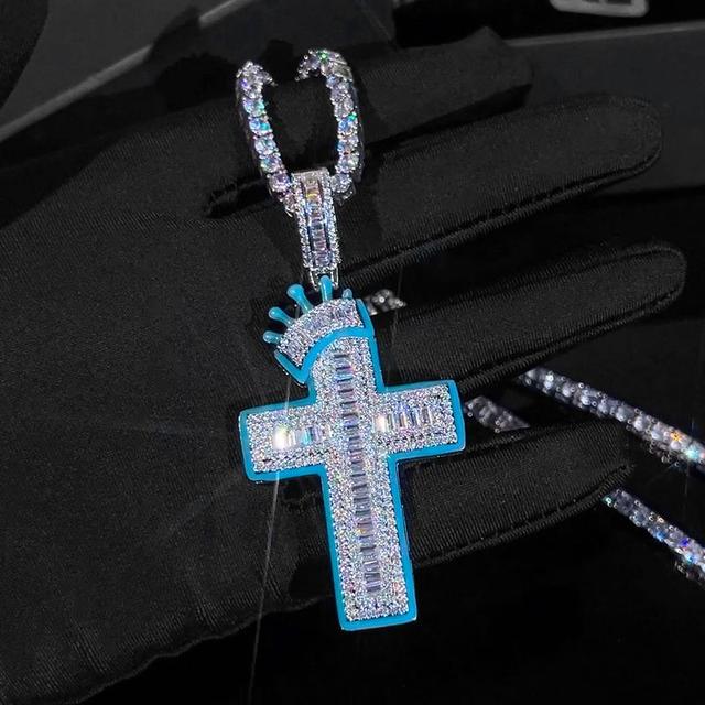 Pendentif croix en forme de couronne baguette qui brille dans le noir