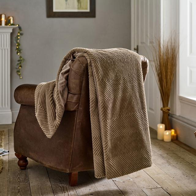 The Lyndon Company Burghley Faux Fur 130x170cm Throw Fawn
