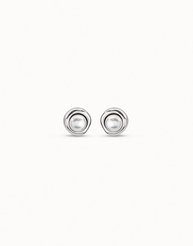 Stud earrings with pearl